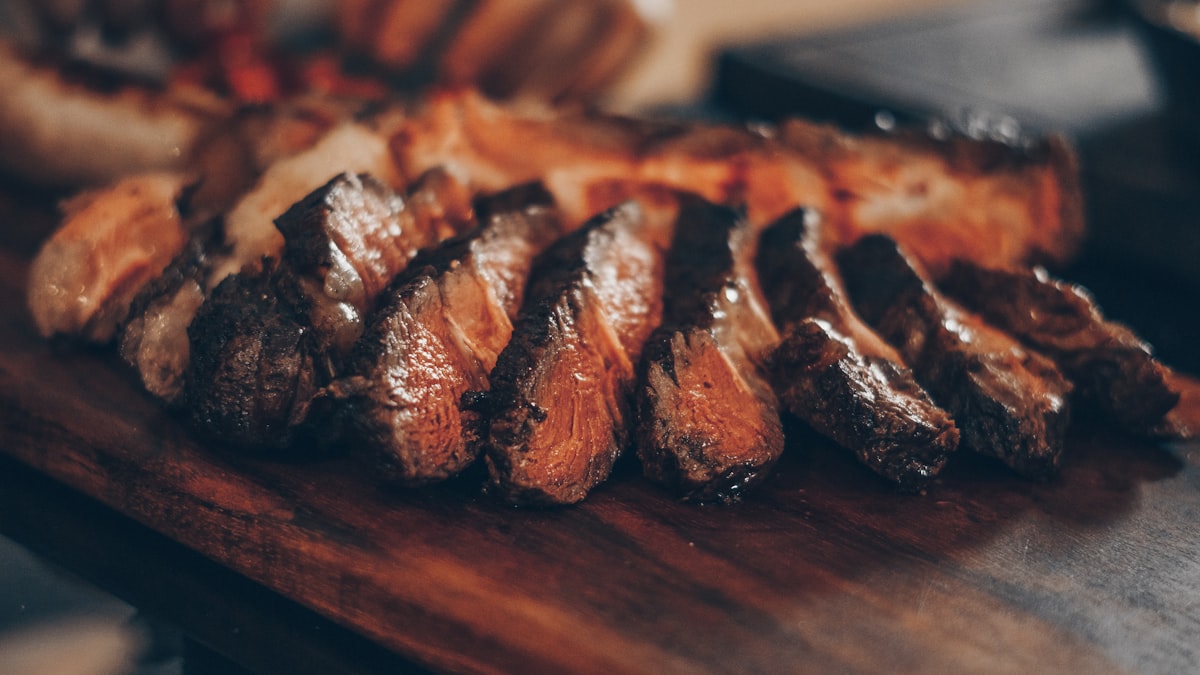 Bistecca alla Fiorentina affettata su tagliere di legno
