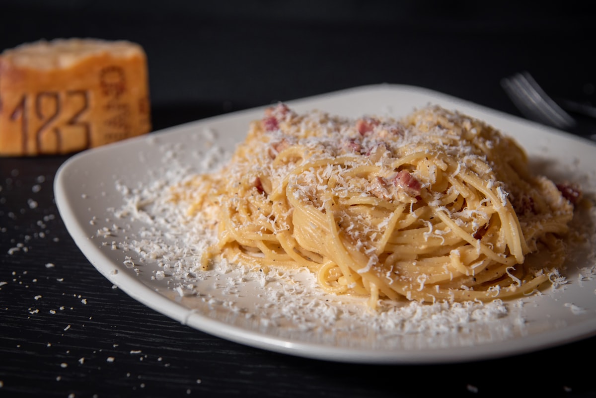 Pici cacio e pepe con pecorino grattugiato
