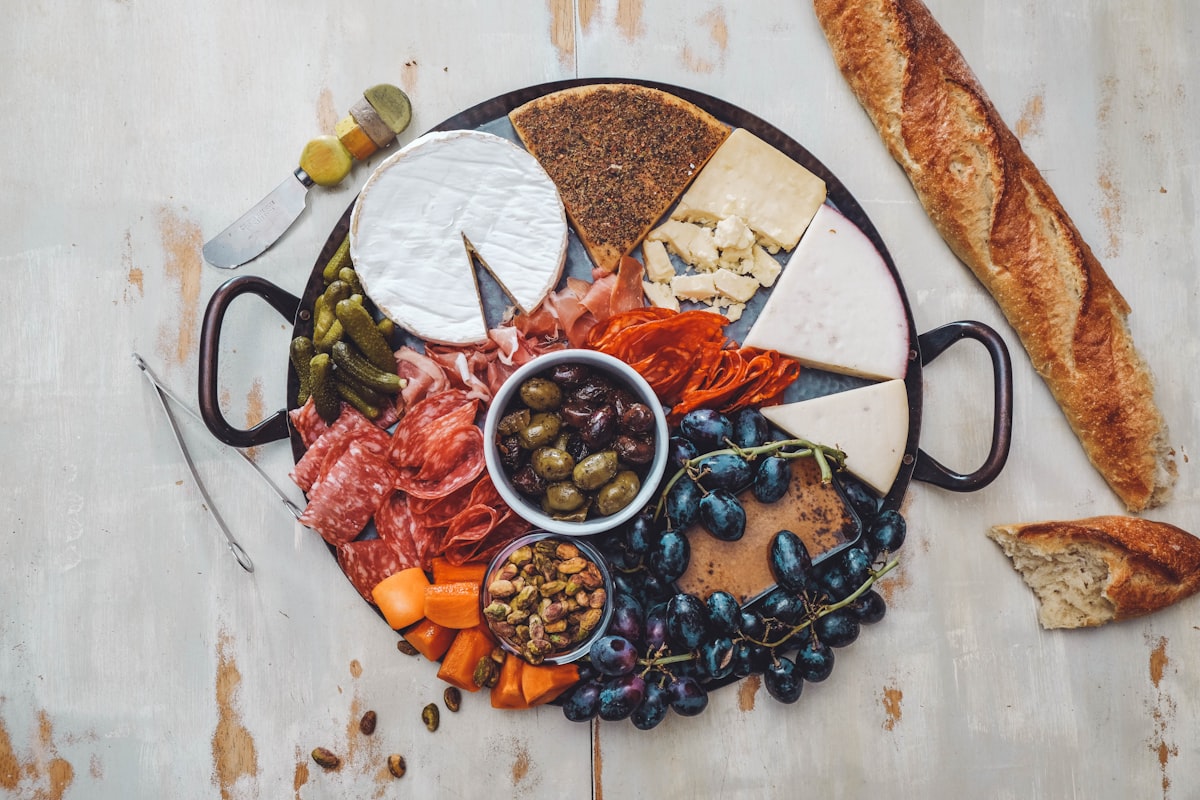 Tagliere di salumi e formaggi toscani con pane